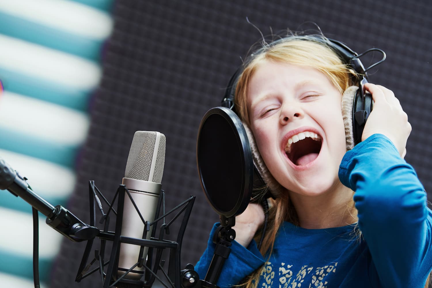 Flicka som sjuger in i en mikrofon.