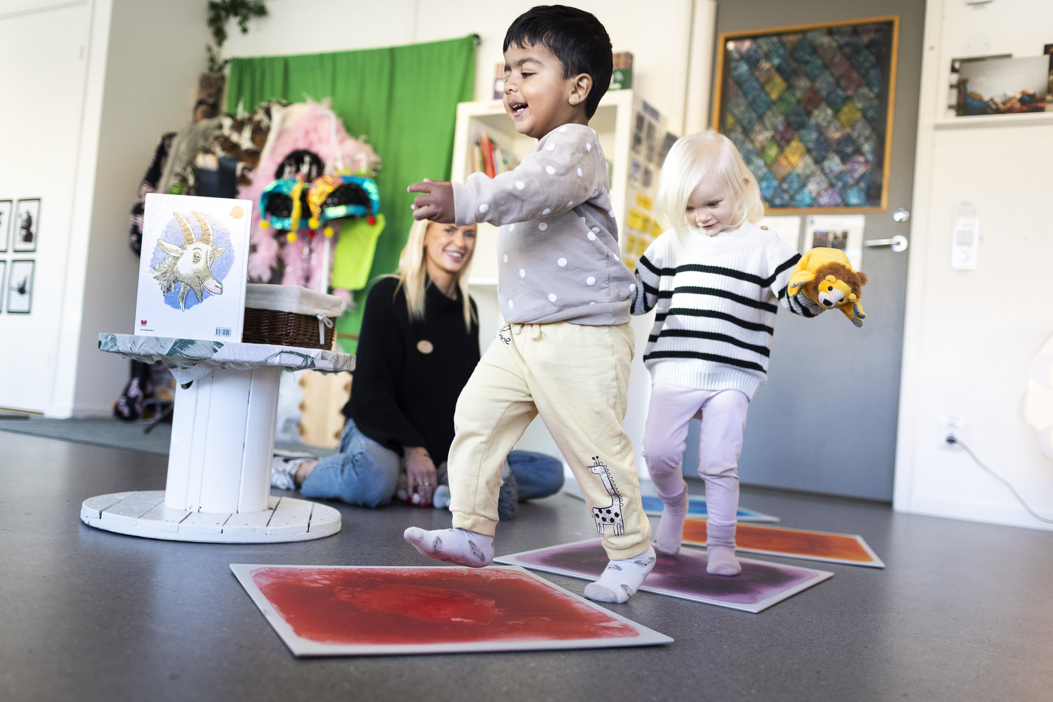 Förskolebarn som springer inomhus