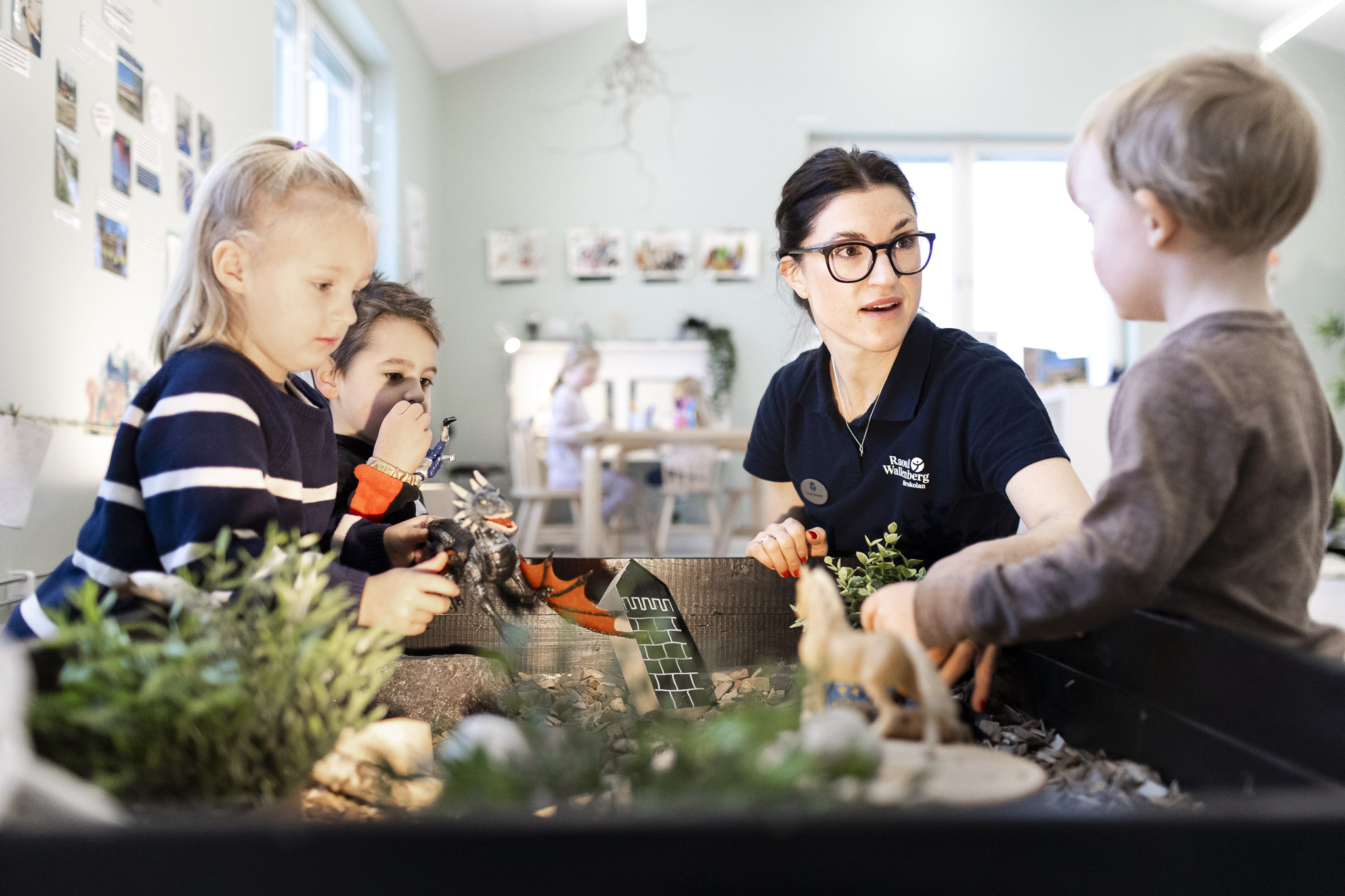 Lärare som interagerar med sina förskolebarn.